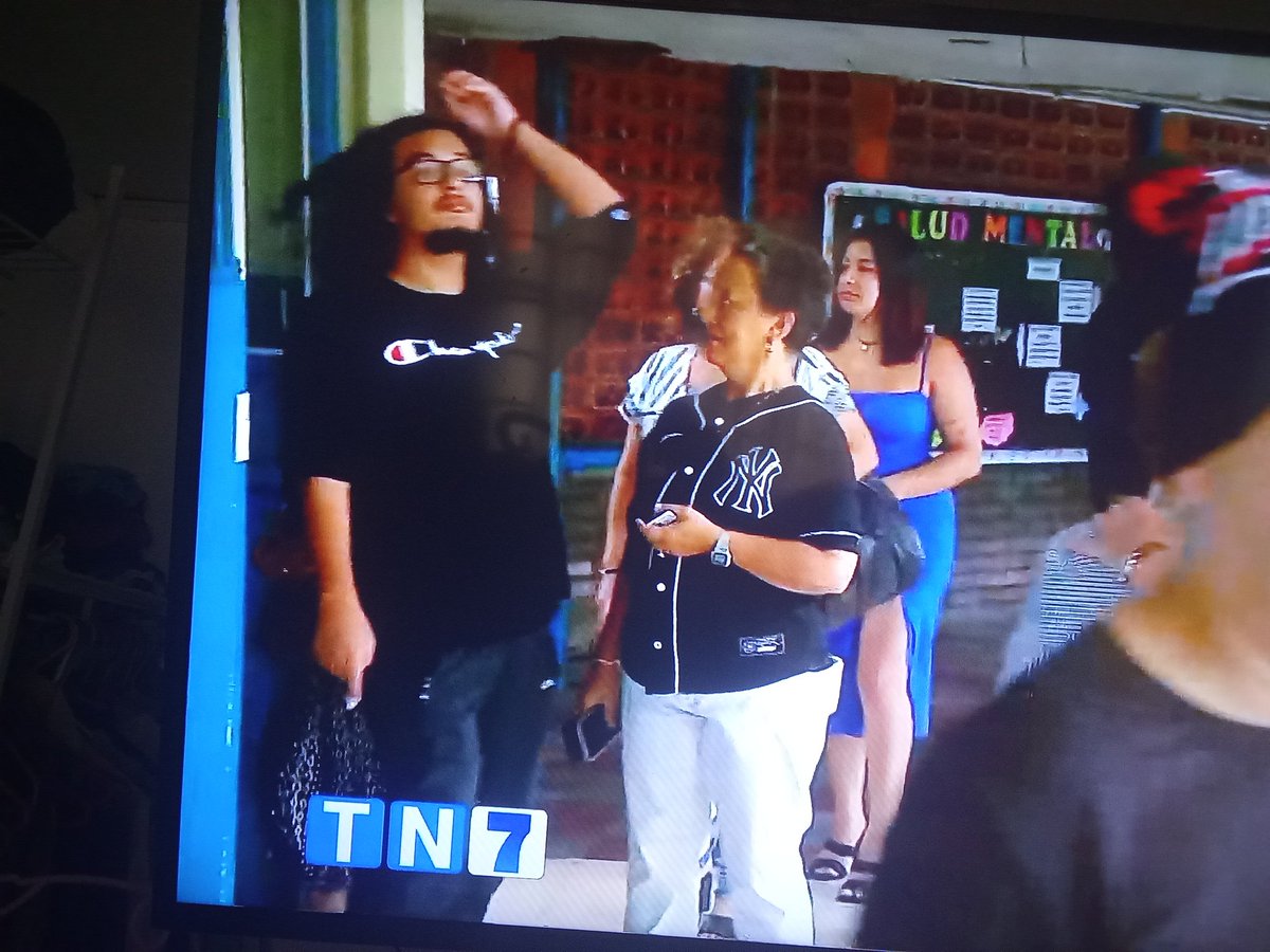 Lo siento gente, me pillaron en las noticias farmeando aura después de votar...