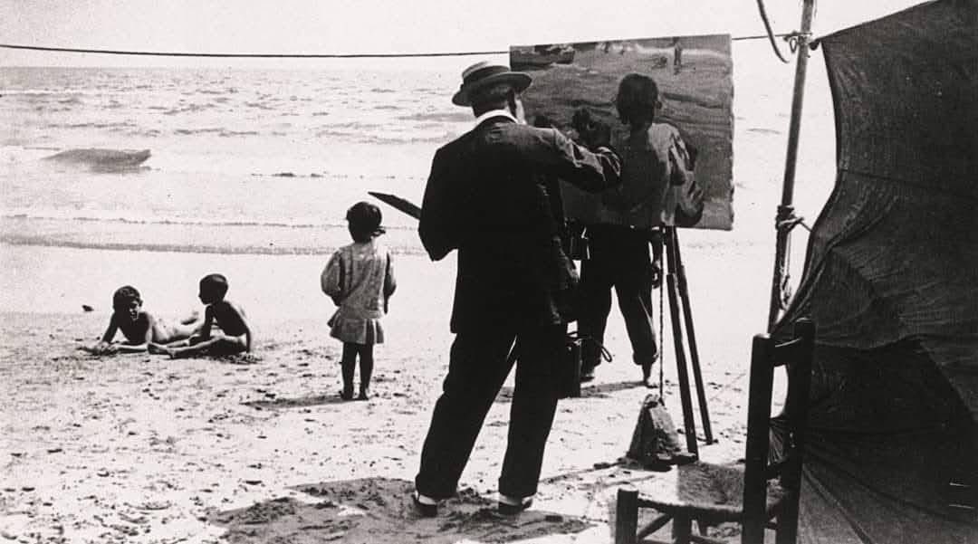 "Me seria imposible pintar despacio al aire libre, aunque quisiera. No hay nada inmóvil en lo que nos rodea, el mar se riza a cada instante, la nube se deforma al mudar de sitio .Hay que pintar deprisa."
Joaquin Sorolla
La fotografía explica cómo pintaba Sorolla
