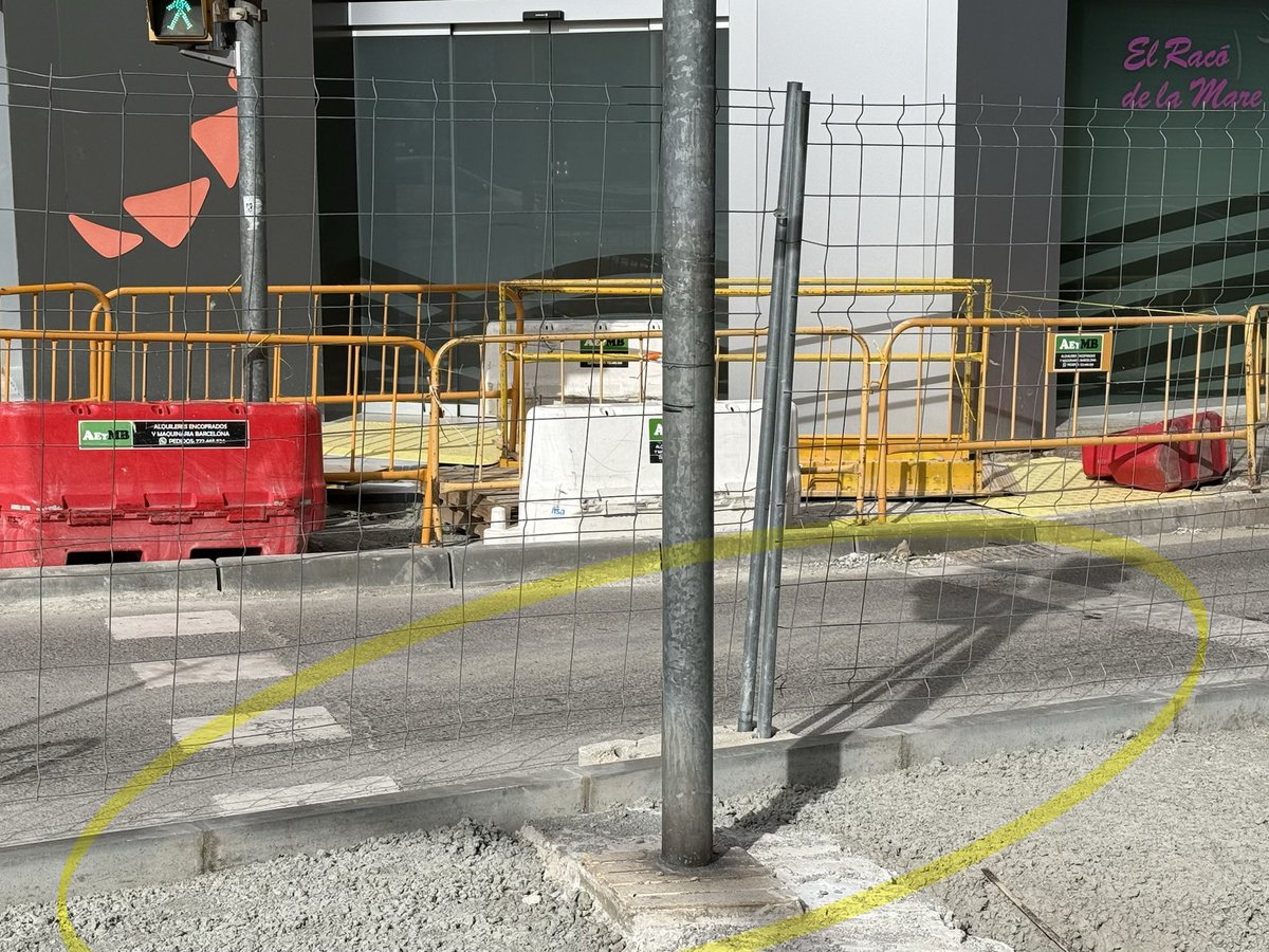 Algú ha oblidat que cal fer accessibles les voreres desprès de 6 mesos d’obres i molèsties i més de 20 arbres tallats. 🤦🏻‍♀️ No m’ho puc creure. 
Rovira Roure Lleida #accessibilitat 
<a href="/paerialleida/">Ajuntament de Lleida</a> <a href="/SEGREcom/">SEGRE</a> <a href="/LaManyanacat/">La Mañana</a>