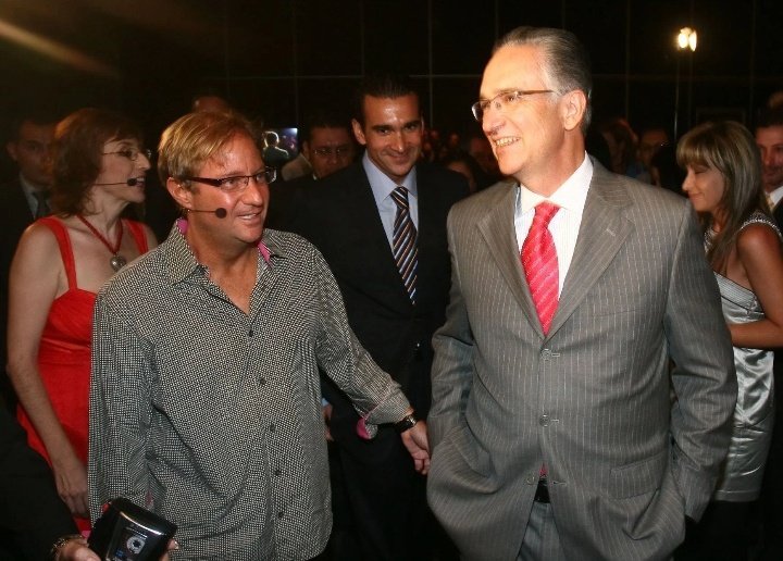 Medios de México y de Latino-América guardan silencio porque sus dueños participaron:

Ricardo Salinas Pliego es íntimo amigo del pederasta Príncipe Andrés de UK.

Durante años encubrió a Andrés Roemer que violaba jovencitas en TV Azteca.

Los 3 aparecen en los archivos Epstein: