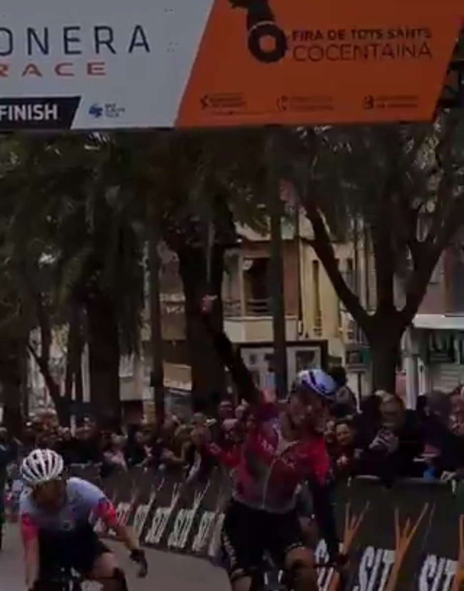 CiclismobyFer's tweet photo. #PioneraRace
🥇 Arianna Fidanza - @LABORALkTeam
🥈 Laura Asencio -  Ma Petite Entreprise
🥉 Oda Aune Gissinger - @TeamHitecProduc https://t.co/DuquIbbSjT