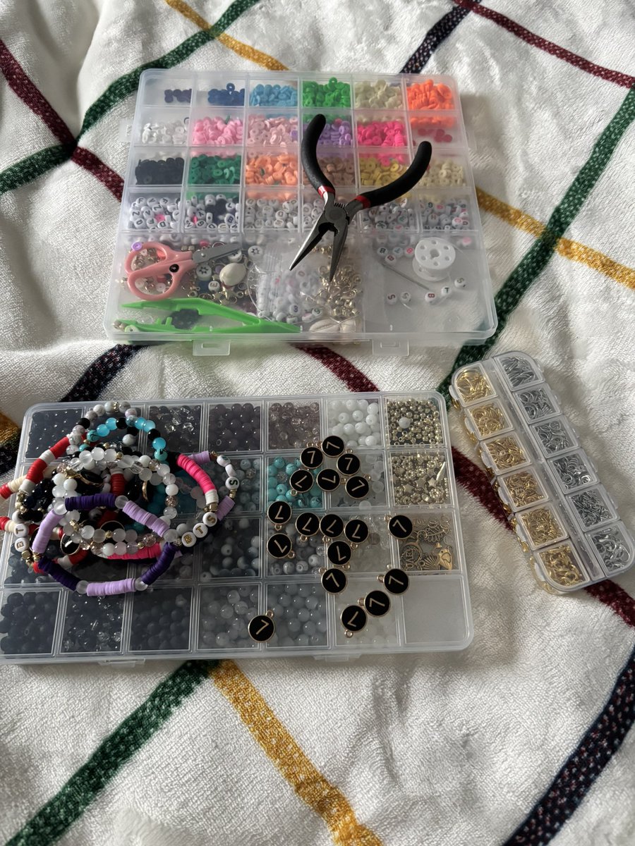 seeuinttukseom's tweet image. I gave up on the idea of making norigae for my freebies, so I’m making bracelets🙂It’s so relaxing making them, it’s a bit addictive. I hope to make at least 100 but also bookmarks later on. They are not BTS colours, but I had to work with the “7” charms I found. #BTS_WORLDTOUR