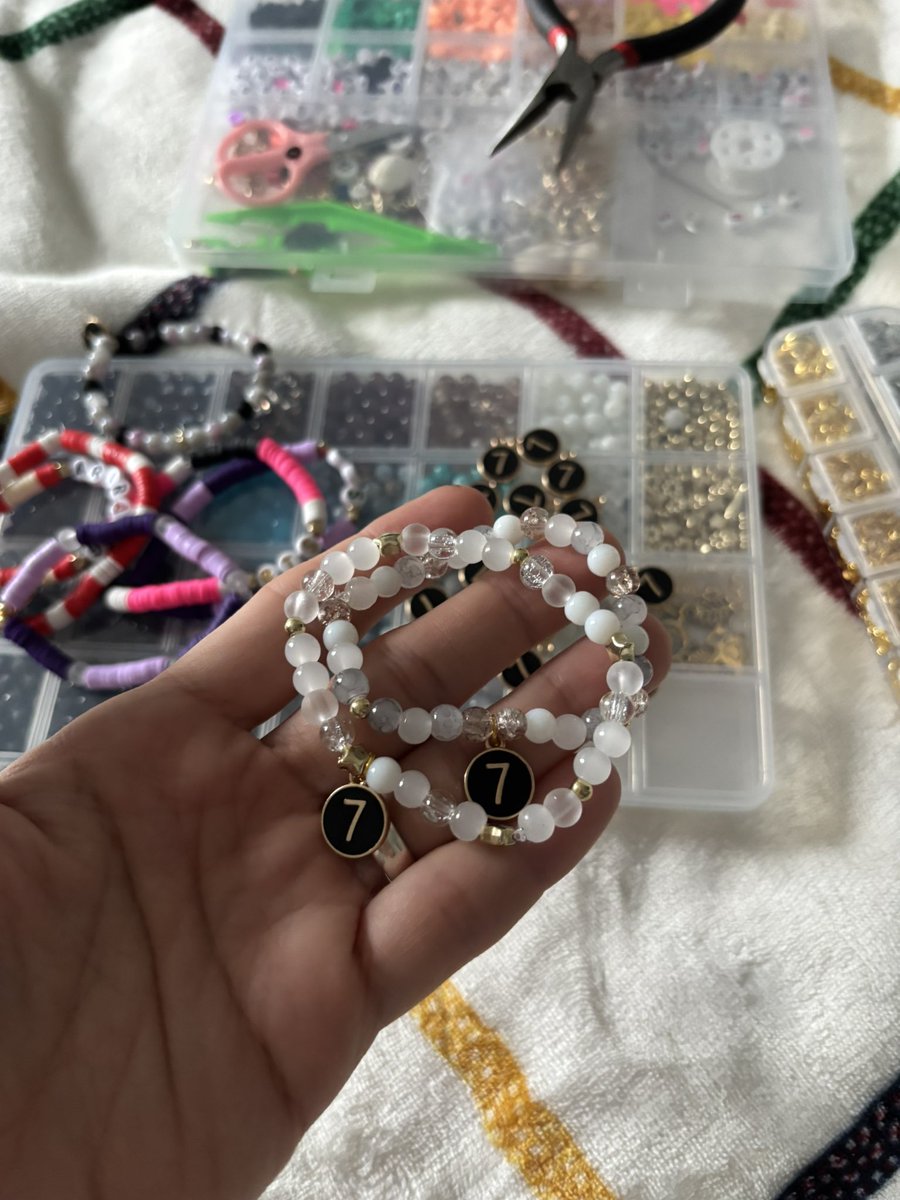 seeuinttukseom's tweet image. I gave up on the idea of making norigae for my freebies, so I’m making bracelets🙂It’s so relaxing making them, it’s a bit addictive. I hope to make at least 100 but also bookmarks later on. They are not BTS colours, but I had to work with the “7” charms I found. #BTS_WORLDTOUR