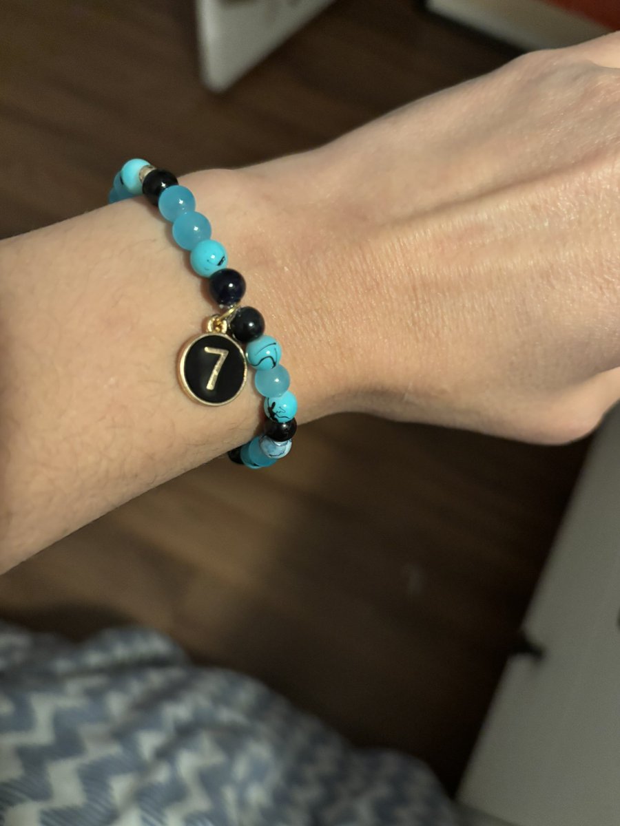 seeuinttukseom's tweet image. I gave up on the idea of making norigae for my freebies, so I’m making bracelets🙂It’s so relaxing making them, it’s a bit addictive. I hope to make at least 100 but also bookmarks later on. They are not BTS colours, but I had to work with the “7” charms I found. #BTS_WORLDTOUR