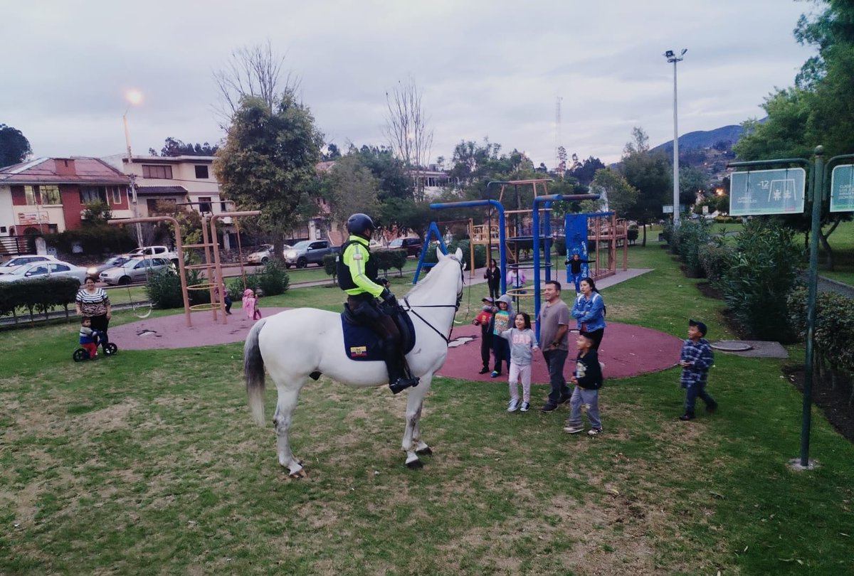 xbermudezlec's tweet photo. Durante este fin de semana, la @PoliciaEcuador ejecutó patrullajes preventivos permanentes en la ciudadela Kennedy, con el apoyo de la Policía Montada, como parte de las acciones estratégicas para brindar seguridad, prevenir delitos y garantizar la tranquilidad de la ciudadanía.
El compromiso es claro: presencia activa en territorio para proteger a la comunidad.