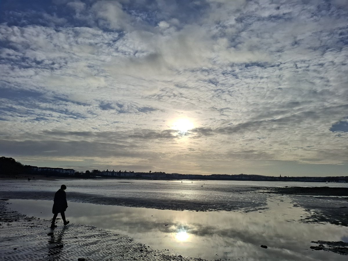 Lovely spring like day after all the rain. Ballyholme beach for Imbolc and St Brigid's Day #StBrigid <a href="/bbcniweather/">BBC NI Weather</a> <a href="/AimsirTG4/">Aimsir TG4 💚</a> <a href="/WeatherCee/">Cecilia Daly</a> <a href="/barrabest/">Barra Best</a>