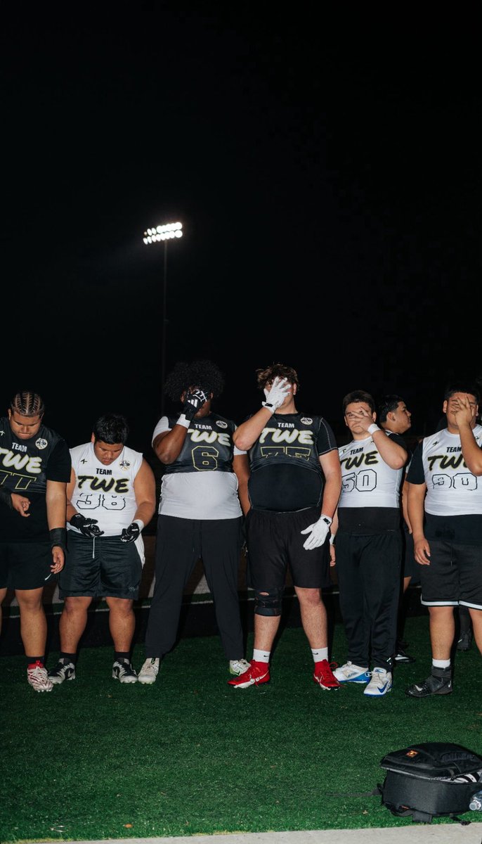Iambryan77_'s tweet photo. Reps from elevate fight night 5v5 tourney 
@TrenchWorkElite @grind_30 @coachpiercejr @BrandonHuffman @CJPollard1 @NorCal_100 @westcoastpreps_ @BThompson_BT @Coach_Bray https://t.co/xoMv5H7ban