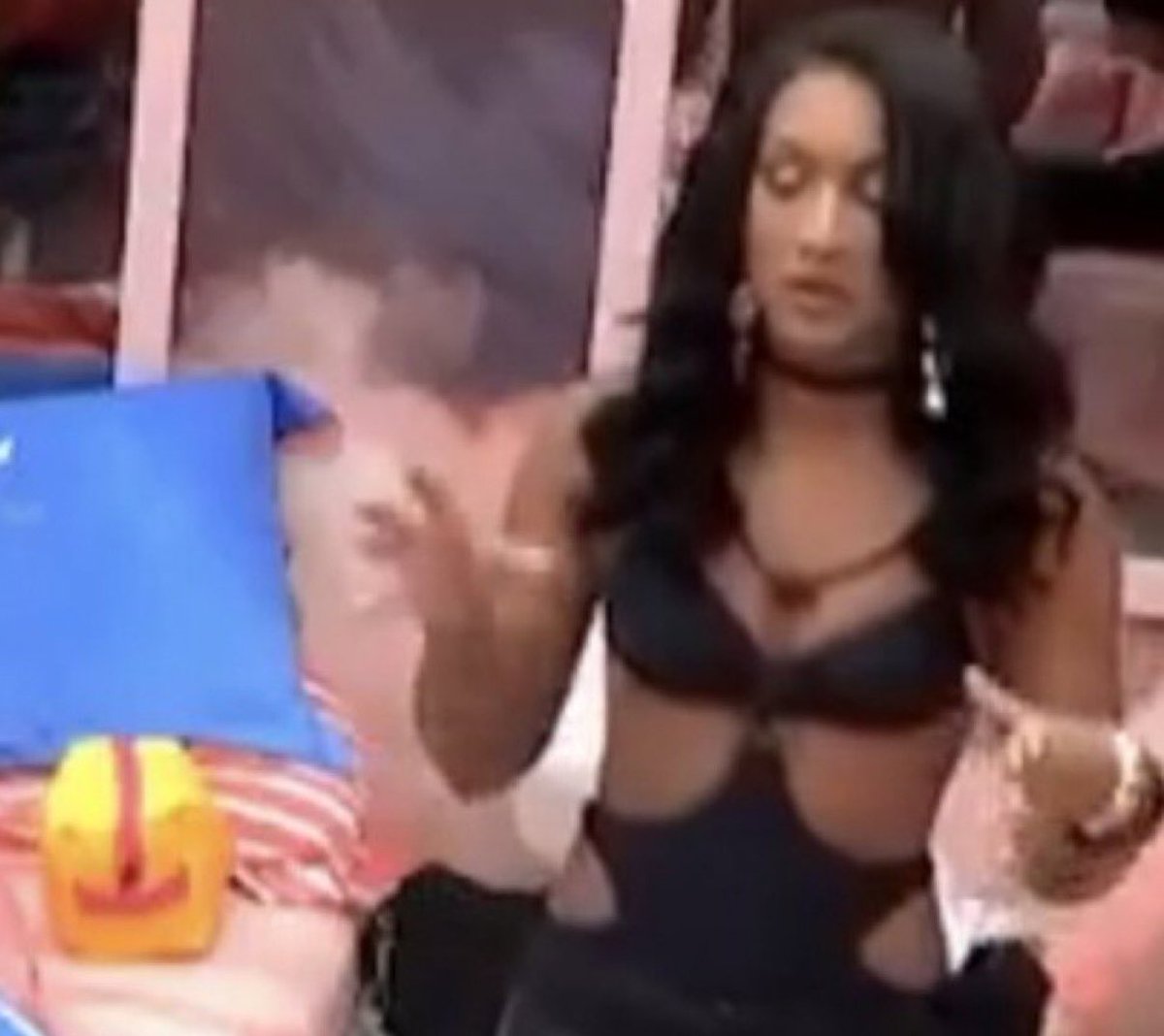 raphcapp's tweet image. a Maxi justificando a indicação: aí a Ana Paula falou um caralho DESSE TAMANHO #BBB26
✋🏻                                                                       ✋🏻