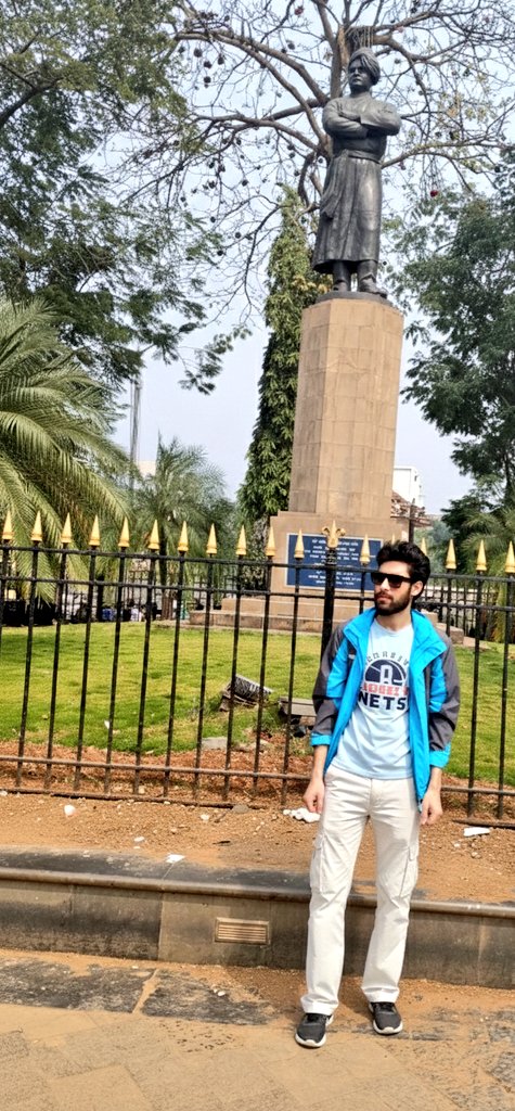 LoneHadi7's tweet photo. Not loud. Just legendary A moment of me in the rhythm of Mumbai. Concrete, chaos, and calm — all in one frame. 🏙️🌪️🌊📸✨ https://t.co/bkB7uX1iLk