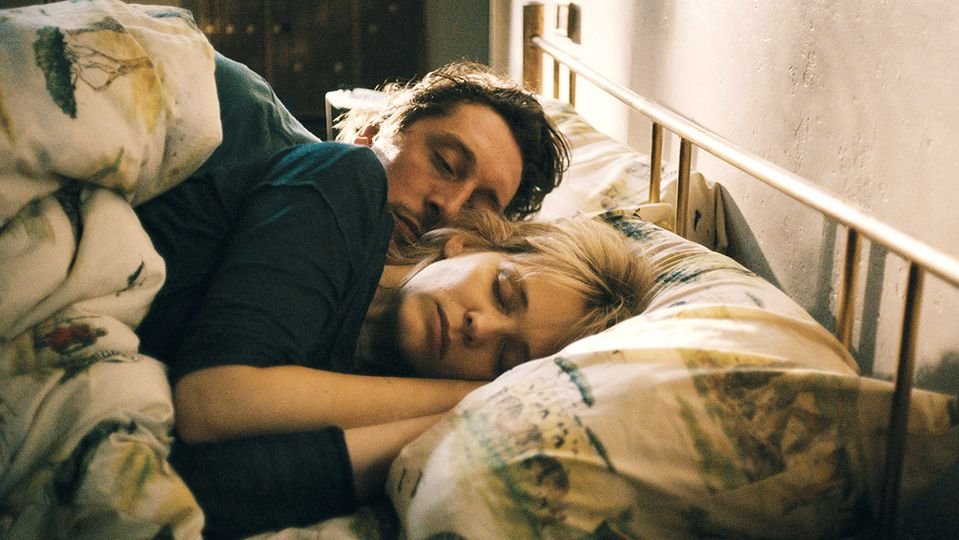 4D_FilmFest's tweet image. Hedi and her family have life sorted out until Hedi suddenly becomes stuck and her life breaks down. In a last-ditch effort to keep her life and family together, the family takes a trip to Norway.
#MovieStill #HediSchneiderIsStuck #fdiff #fdiff2026