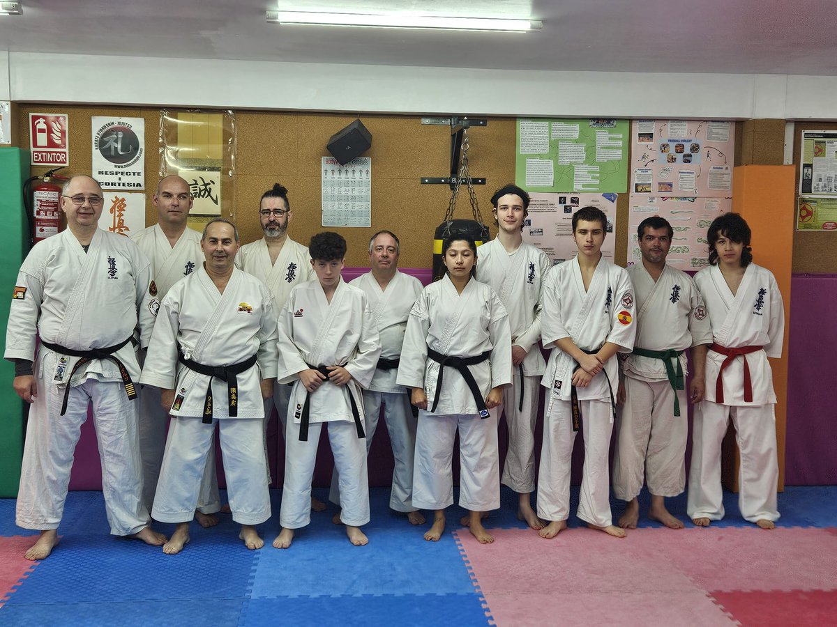 SeimarD49000's tweet photo. Excelente M.E.S. Seimar Dojo "karate tradicional" con el Maestro Manuel González #seimardojo #karate #santacoloma https://t.co/8E75NHDZrg
