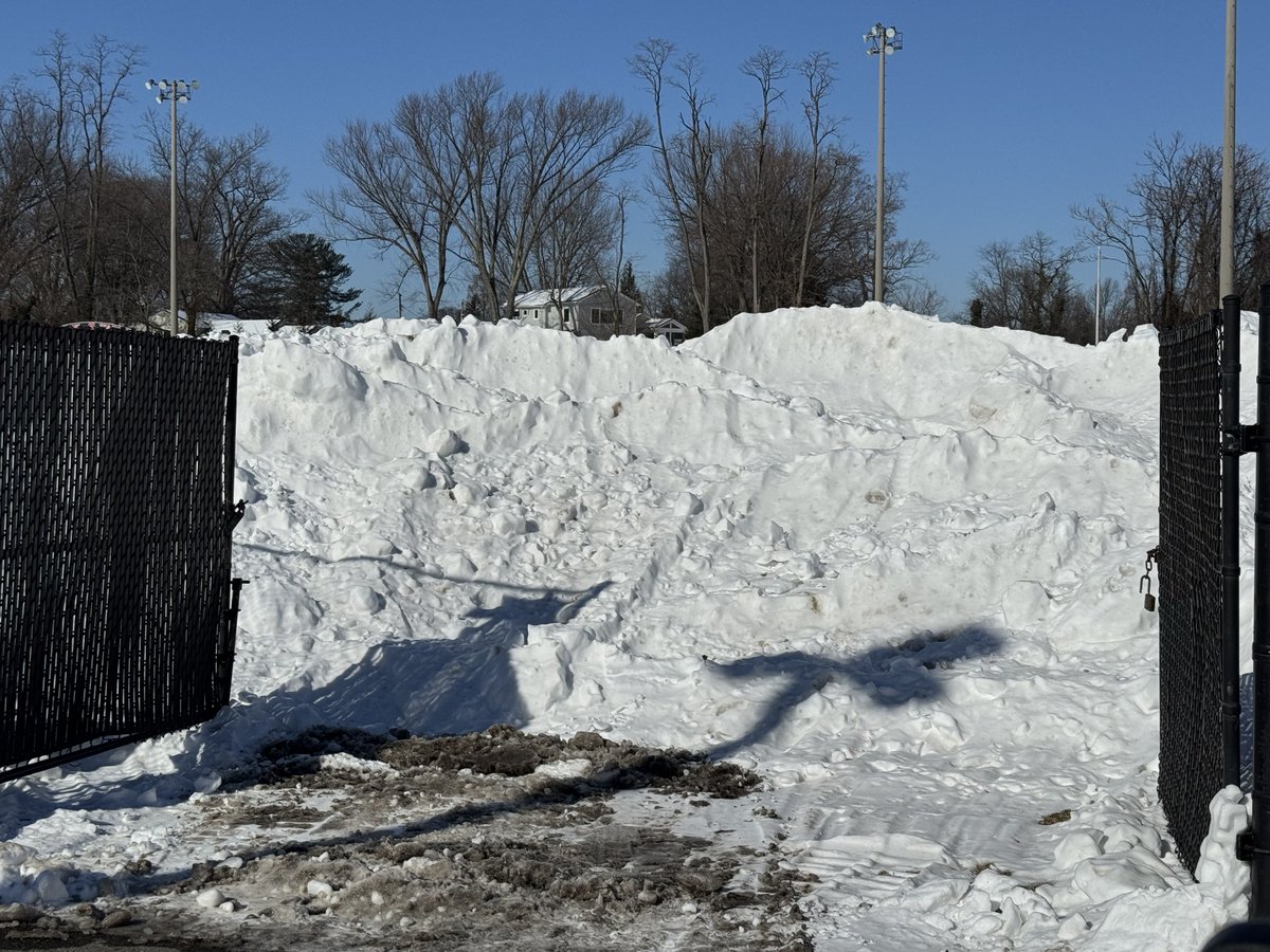 coachpudge8's tweet image. 530 hours till go time…..Icing down the yard!!⚾️⛄️🔥🔔😎
#MadisonBaseball
#PrepareToPerform
#MountWarhawk