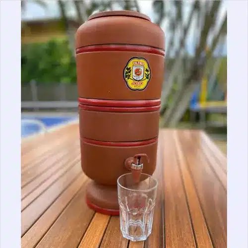 FotosDeFatos's tweet photo. Pode parecer coisa de casa de vó, mas a ciência confirmou: nossa invenção é genial.

Estudos internacionais, incluindo uma análise da National Sanitation Foundation, reconheceram o filtro de barro brasileiro como um dos sistemas de purificação mais eficientes do planeta.

O segredo é a simplicidade. A cerâmica porosa, aliada à gravidade, consegue reter partículas, impurezas e eliminar bactérias com uma eficácia impressionante.

Enquanto o mundo busca tecnologias complexas, o Brasil resolveu o problema com barro.
É tecnologia de ponta, mantendo a água fresca e a saúde em dia.