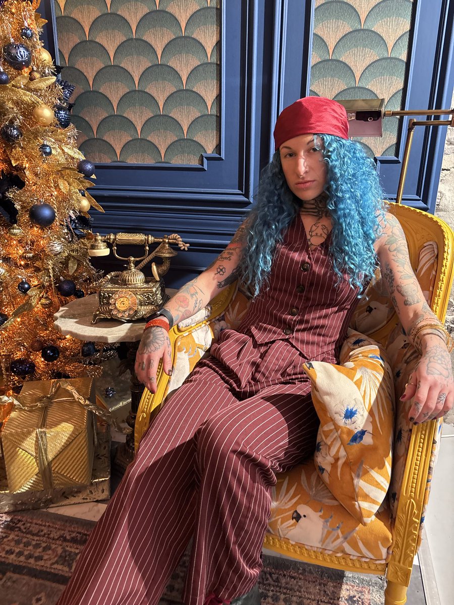 kelbaker31's tweet photo. She has been through hell so believe me when I say, Fear her when she looks into a fire and smiles 🙃🔥 #alternative #grunge #colorfulhair #inkedup #pierced #lgbt https://t.co/mtR8yBItGp
