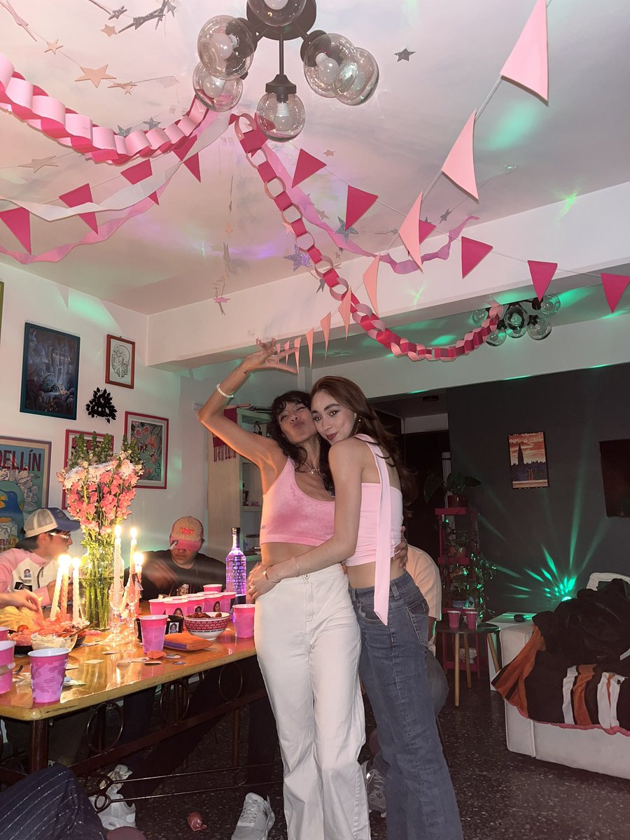 Las amistades son así, que hago yo aquí festejándole su cumpleaños a mi amiga que nació en el 2003 ? 🥹🥰