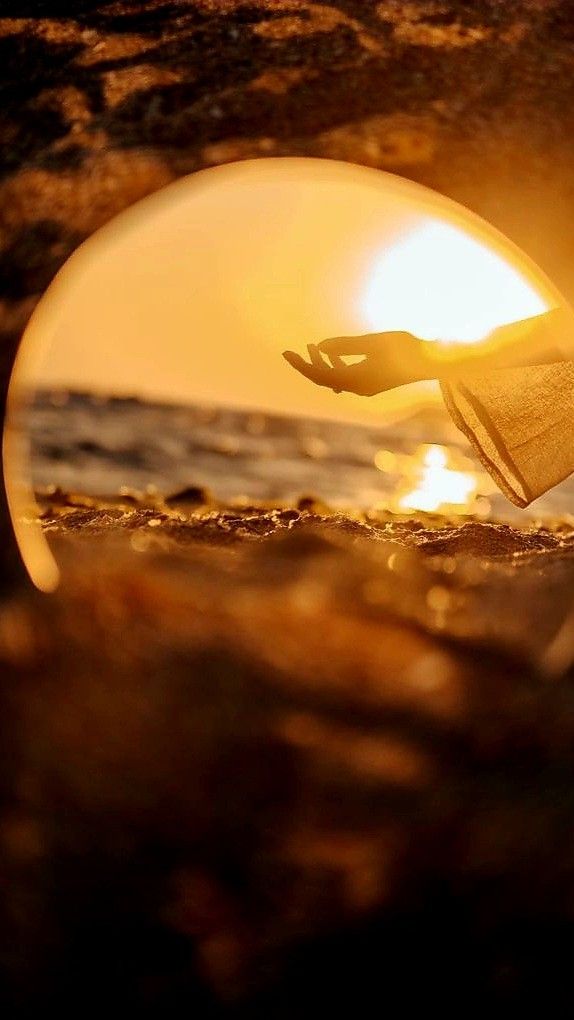 -ما كان في القلب من قولٍ
أودعته عُهدةَ السحر،
وقلتُ:
إذا انشق النهارُ عن وجهه
تكفل بسره.

غير أنّ الألفاظ
تخشبت على العتبات،
وتناثرت الأخبار
كوشمِ ماءٍ
على جبينِ التراب!

•أما بعد:
لنعود إلى،
حنين الصباحات القديمة
حين كنا
قطرة صغيرة
تستيقظ على كتف الشتاء
ولا تخاف.

-خــديـجـة 🪶