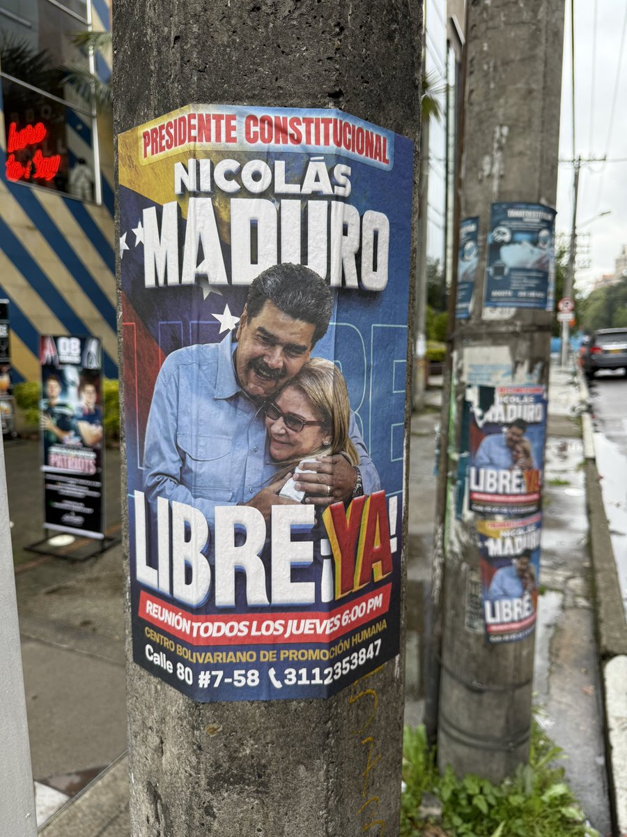 El chavismo nos está llenando los postes de Chapinero con publicidad. Ahí tienen la dirección y el teléfono, les vendría bien una multa por ensuciar la ciudad. Por cierto, ¿qué harán en sus reuniones de todos los jueves?, ¿planear un rescate?