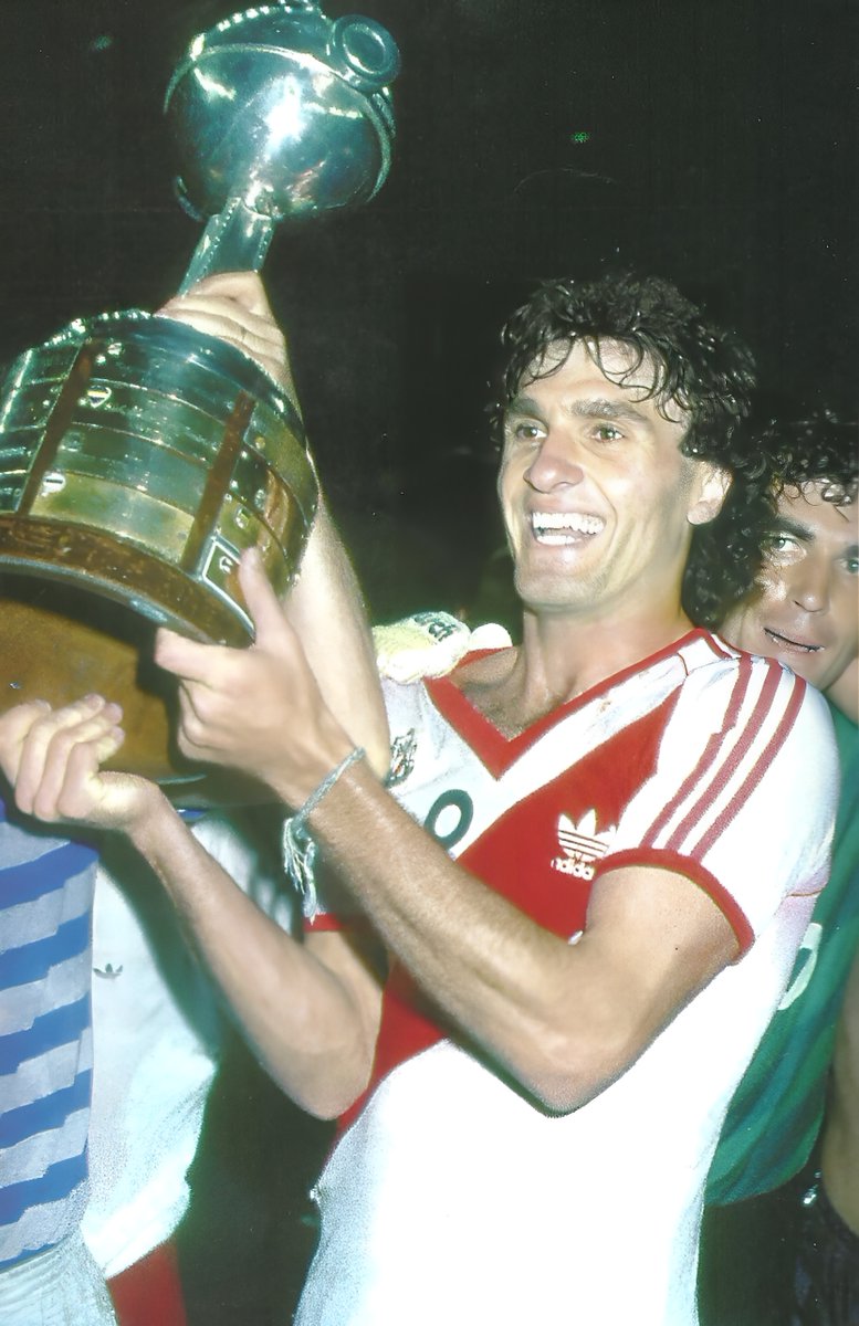 Frases_Millo's tweet photo. “Cuando llegué a River, Santilli me dijo: “por fin vas a jugar en un club en serio.” Hugo tenía razón.” 

Oscar Ruggeri https://t.co/GT8EctJp2b