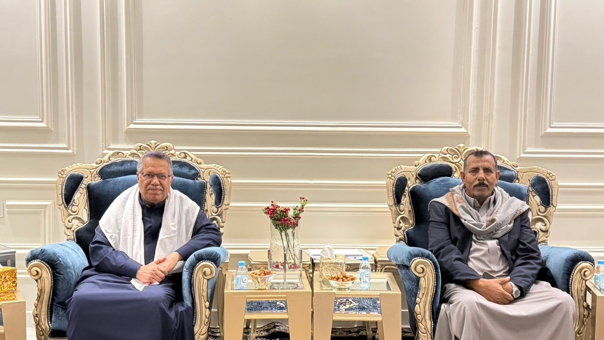 رئيس مجلس الشورى يستقبل قائد المنطقة العسكرية الثانية
[01/02/2026]

استقبل رئيس مجلس الشورى، الدكتور أحمد عبيد بن دغر، قائد المنطقة العسكرية الثانية اللواء محمد عمر اليميني وعدد من قادة الألوية، حيث جرى خلال اللقاء استعراض الأوضاع العامة في محافظة حضرموت، في أعقاب الأحداث المؤسفة