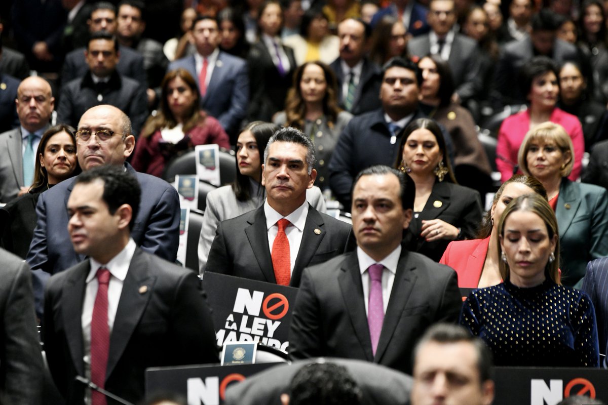 ¡Les saludo desde la Cámara de Diputados! Hoy estamos en la Sesión de Congreso General, arrancando el Segundo Periodo de Sesiones Ordinarias.

Aquí somos la oposición que defiende a México frente a un gobierno de MORENA que ha fallado en seguridad, economía y resultados. No nos