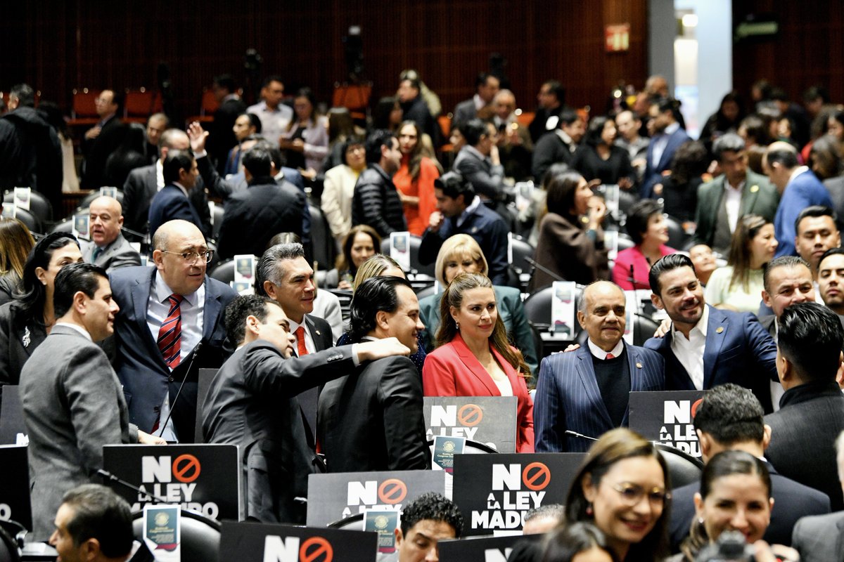 alitomorenoc's tweet photo. ¡Les saludo desde la Cámara de Diputados! Hoy estamos en la Sesión de Congreso General, arrancando el Segundo Periodo de Sesiones Ordinarias.

Aquí somos la oposición que defiende a México frente a un gobierno de MORENA que ha fallado en seguridad, economía y resultados. No nos escondemos ni nos callamos mientras el país se les cae a pedazos. Damos la cara y decimos la verdad.

Las y los Legisladores Federales del PRI, en la Cámara de Diputados y en la Cámara de Senadores, seguimos trabajando y dando la batalla todos los días. Levantamos la voz y señalamos las atrocidades que MORENA pretende imponer para destruir a México.

Este periodo es de trabajo duro, de carácter y de compromiso con México. ¡Aquí estamos, aquí seguimos y aquí damos la batalla!