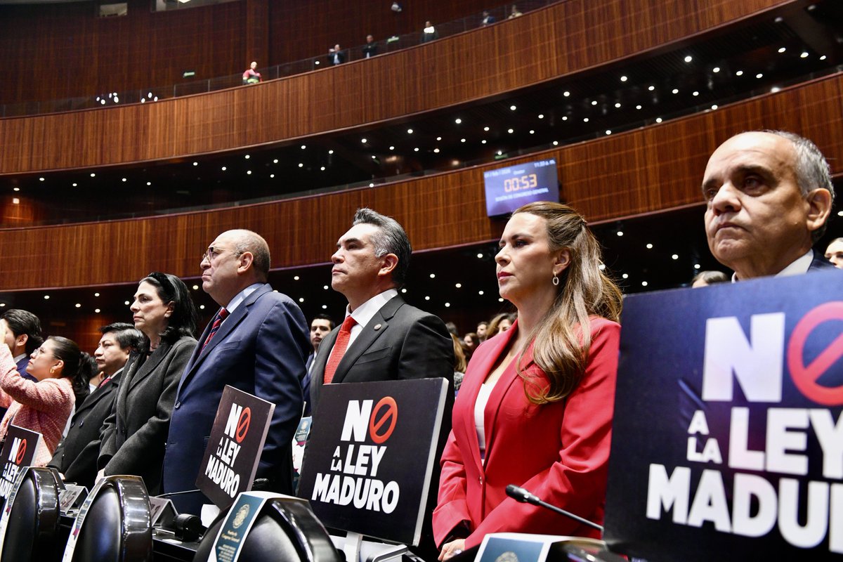 alitomorenoc's tweet photo. ¡Les saludo desde la Cámara de Diputados! Hoy estamos en la Sesión de Congreso General, arrancando el Segundo Periodo de Sesiones Ordinarias.

Aquí somos la oposición que defiende a México frente a un gobierno de MORENA que ha fallado en seguridad, economía y resultados. No nos escondemos ni nos callamos mientras el país se les cae a pedazos. Damos la cara y decimos la verdad.

Las y los Legisladores Federales del PRI, en la Cámara de Diputados y en la Cámara de Senadores, seguimos trabajando y dando la batalla todos los días. Levantamos la voz y señalamos las atrocidades que MORENA pretende imponer para destruir a México.

Este periodo es de trabajo duro, de carácter y de compromiso con México. ¡Aquí estamos, aquí seguimos y aquí damos la batalla!