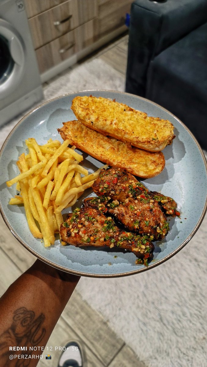 Perzarhos's tweet image. Ke tshwere that lekker salsa on the side🍲