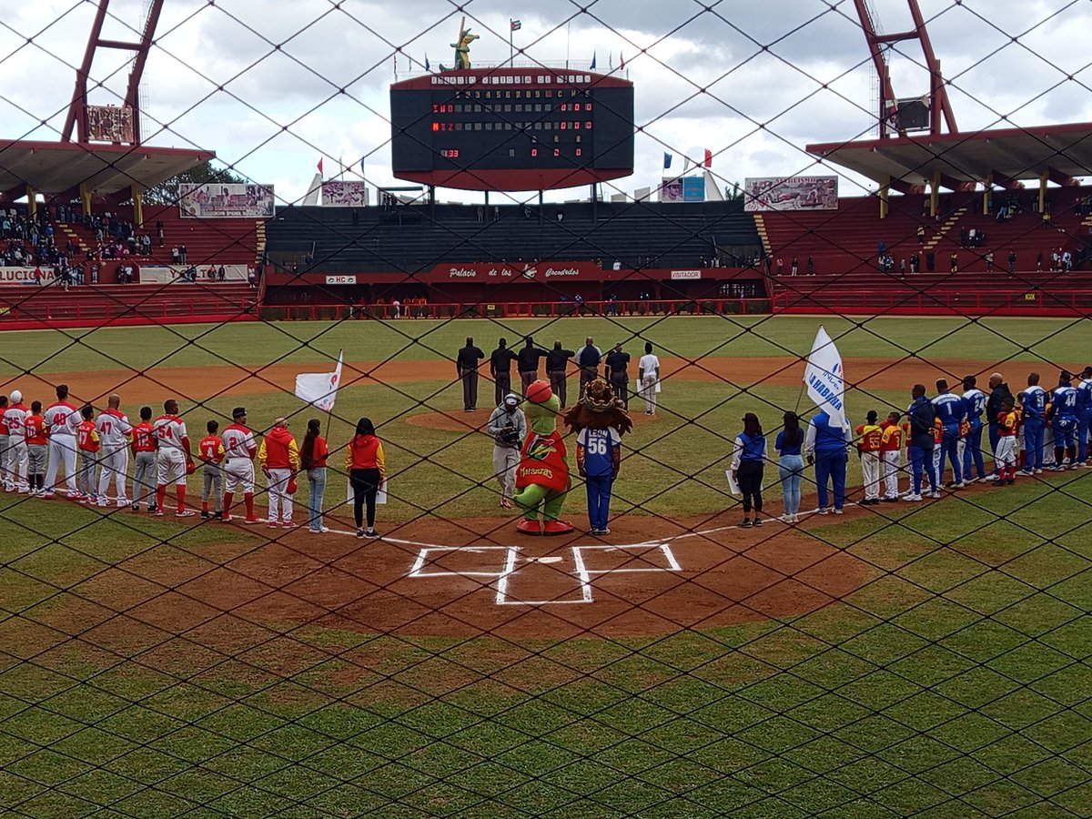 🇨🇺⚾ Comenzó la pasión. Semifinales de la #64SNB. Leones 🆚 Cocodrilos. #RadioRebelde