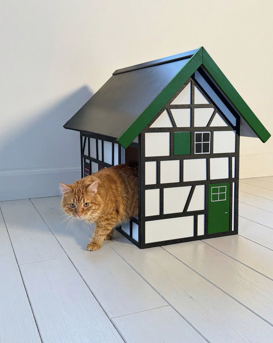 magnifiekZL's tweet photo. 😻INTRODUCTIEACTIE😻
Magnifieke Vakwerk Kattenhuis

Handgemaakt in de stallen van Klooster Wittem en uitgevoerd in onze bekende vakwerkstijl.

Ruim en comfortabel (60 × 30 × 48,5 cm), met twee royale ingangen (14 × 18 cm), verkrijgbaar in zwart, rood of groen en met een afneembaar dak in zwart of donkergrijs.

Tijdelijke introductieactie

-Gratis Magnifiek vakwerk opbergdoosje (t.w.v. € 17,95) in dezelfde kleur als het kattenhuis
-10% korting op de introductieprijs van € 149,-

U hoeft het opbergdoosje niet bij uw bestelling op te nemen, wij maken en verzenden het opbergdoosje in dezelfde kleuren als het kattenhuis.

Gebruik bij het afrekenen de kortingscode KAT01 en klik op Toepassen — de korting wordt vervolgens automatisch verrekend. Deze actie is geldig t/m zondag 8 februari.

Uw kat verdient toch ook zo'n Magnifiek Vakwerk kattenhuis?!🐱🏠👍😉

Hartelijke groeten,
Govert

#MagnifiekZL 
Meer info: https://t.co/27hMJWBcSg