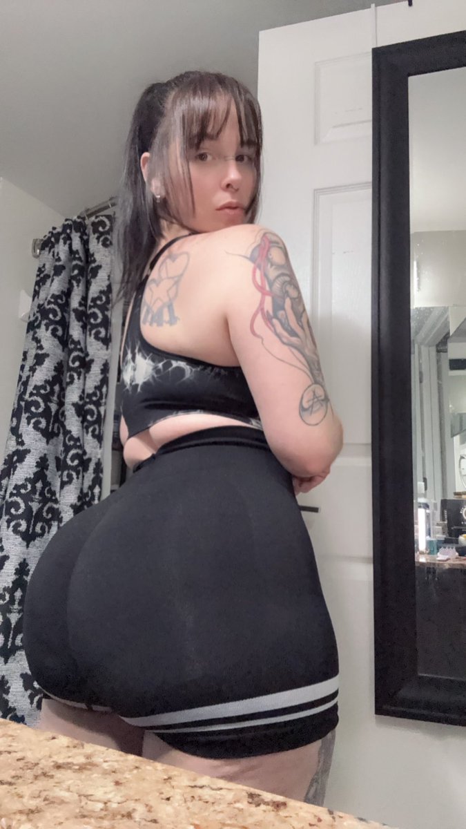 Kitty_Da_Goat's tweet photo. Who wouldn’t want this all to them selfs.. would you let me sit on ur face 😈😈 https://t.co/q1SwDR6sMr