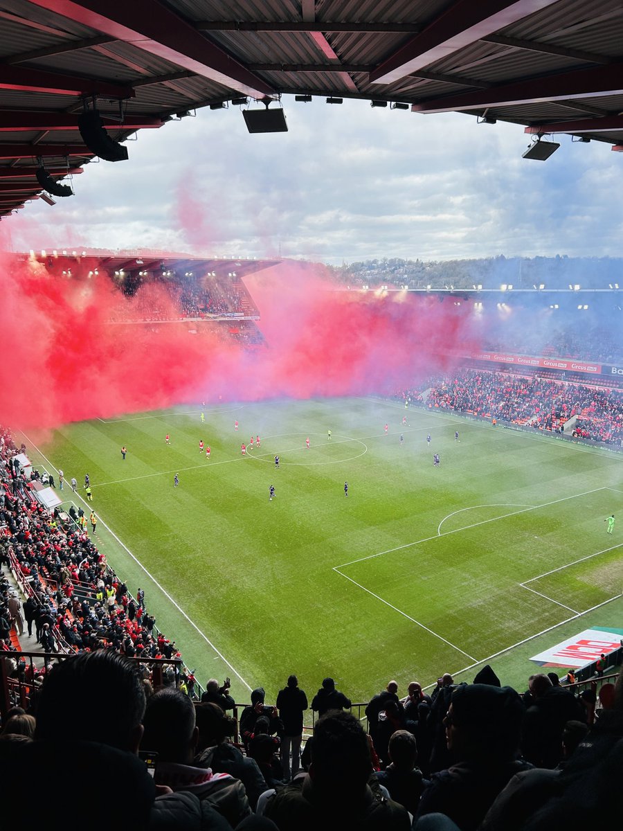 Joofros's tweet photo. Veel klopt er aan een bezoek aan @Standard_RSCL . Fanatieke aanhang, uniek stadion en “veel paarden”. En een mooie winst in de “Clasico” #STAAND #Anderlecht https://t.co/pThg5ZsAUl