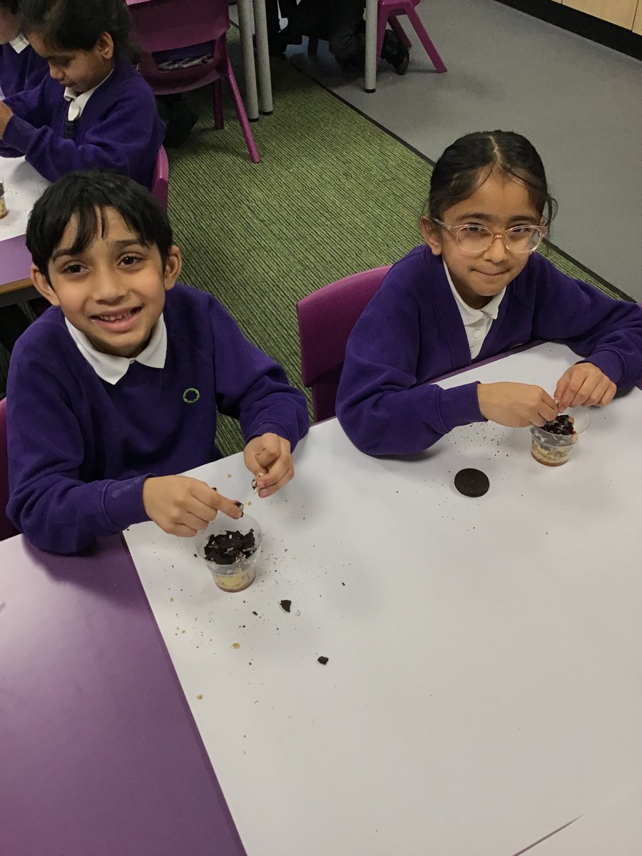 olive__preston's tweet image. Year 3 learning about the different layers of soil. #Science #Rocks #Earth #Topsoil #Subsoil #RockySoil #Bedrock #EarthsCrust #Mantle #OuterCore #InnerCore #BringingLearningToLife #KnowledgeRichCurriculum #Ambition #WeAreSTAR