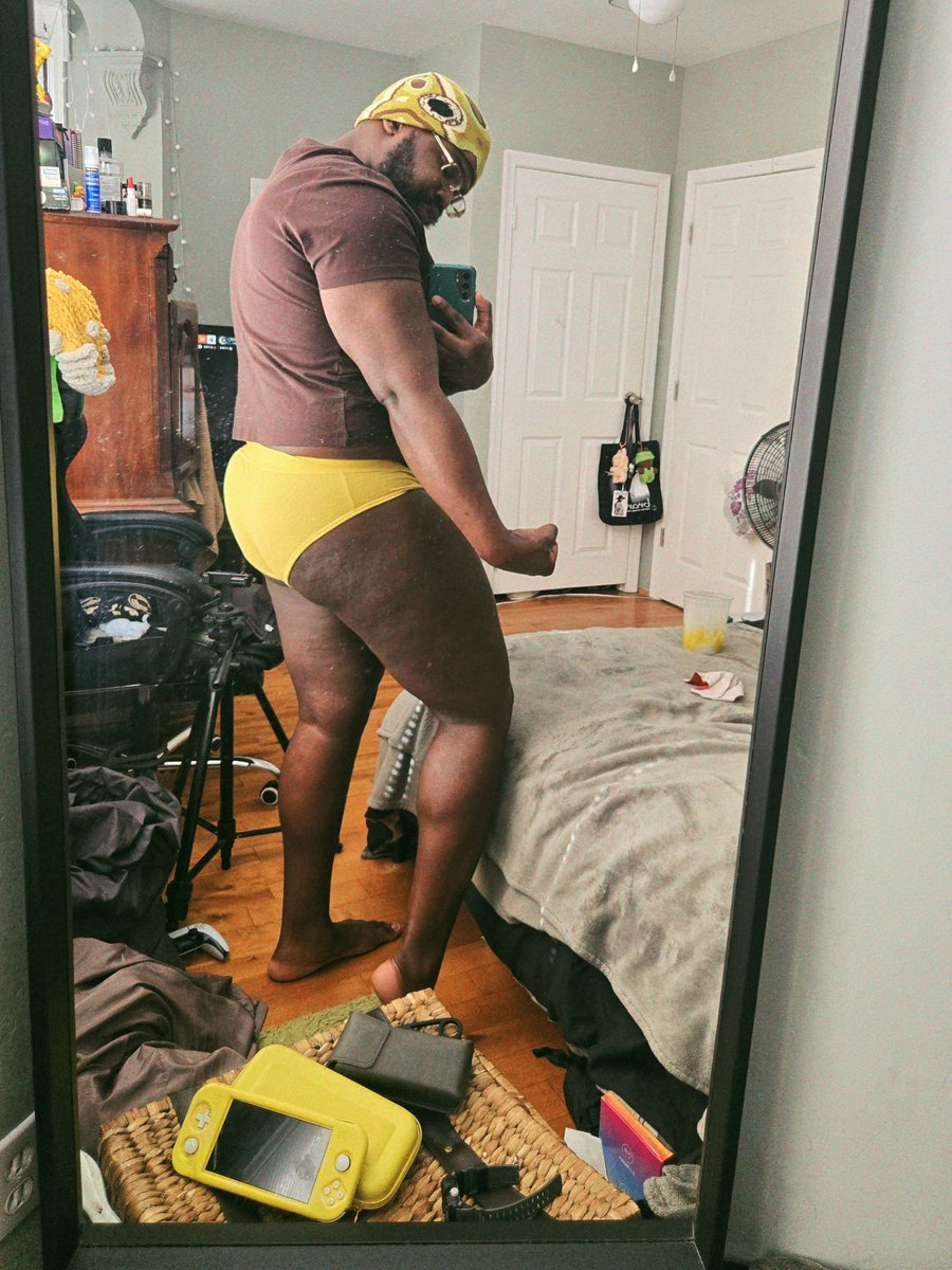 smoochiezzzzz's tweet photo. Just a man in his room✨ https://t.co/ztRH2Mnbb9
