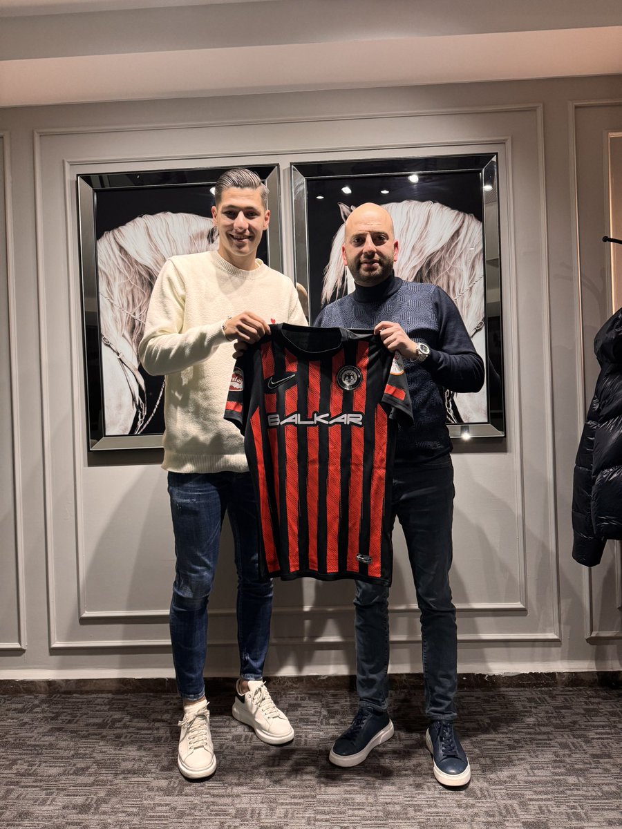 cemkargn23's tweet photo. Efe Sarıkaya ✍️ Çorum FK hayırlı olsun,sonu şampiyonluk olsun 🤲🤲
Transferde çok fazla mesai harcayan ve fedakarlık yapan Baran başkanımıza çok tşk ederiz.❤️ Zor oldu ama güzel oldu 👏👏
@efesarikayaaa 
@corumfk https://t.co/QlRgw2OZEw