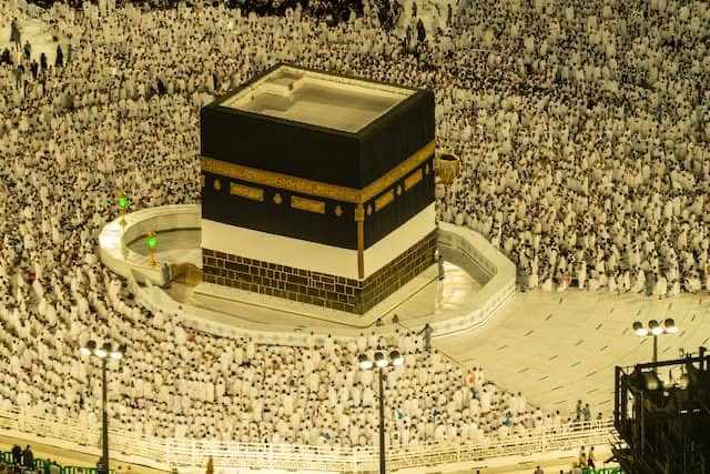 GeoRossignol's tweet image. [🇸🇦🇺🇸🇦🇪] 🚨 
Les fichiers Epstein confirment que des fragments du revêtement de la Kaaba ont été expédiés d'Arabie saoudite au domicile Jeffrey Epstein: 

Aziza Al-Ahmadi, Saoudienne basée aux Émirats arabes unis, a envoyé un mail affirmant que le revêtement avait une haute…