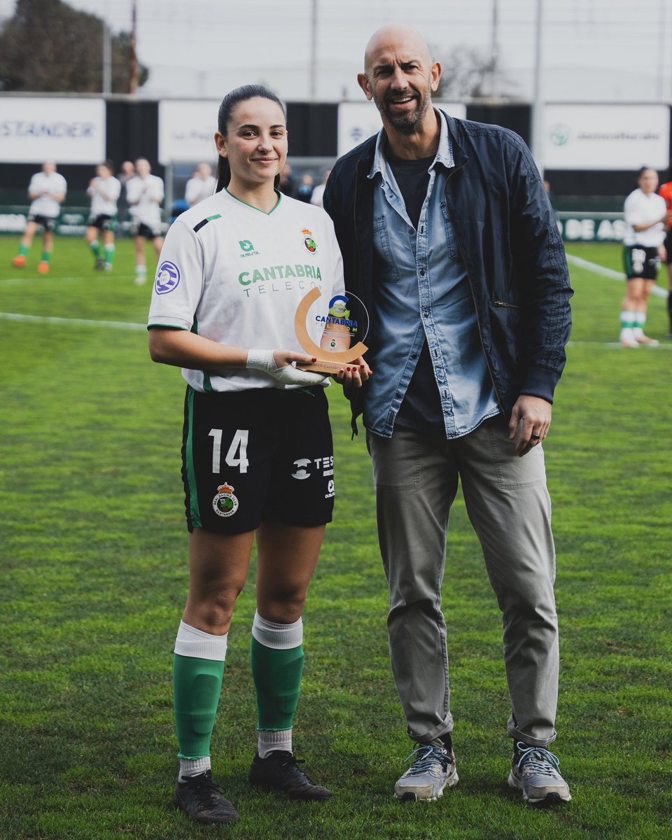 realracingclub's tweet photo. 🏆 Hoy, antes de inicio del partido del #RacingFem, Jimena Cabrero recibió de manos de Gonzalo Colsa el primer trofeo CANTABRIA TELECOM; que se entregará a partir de ahora a la mejor jugadora de cada mes. ¡Enhorabuena! 💪💚 https://t.co/RTHFf3FiBp