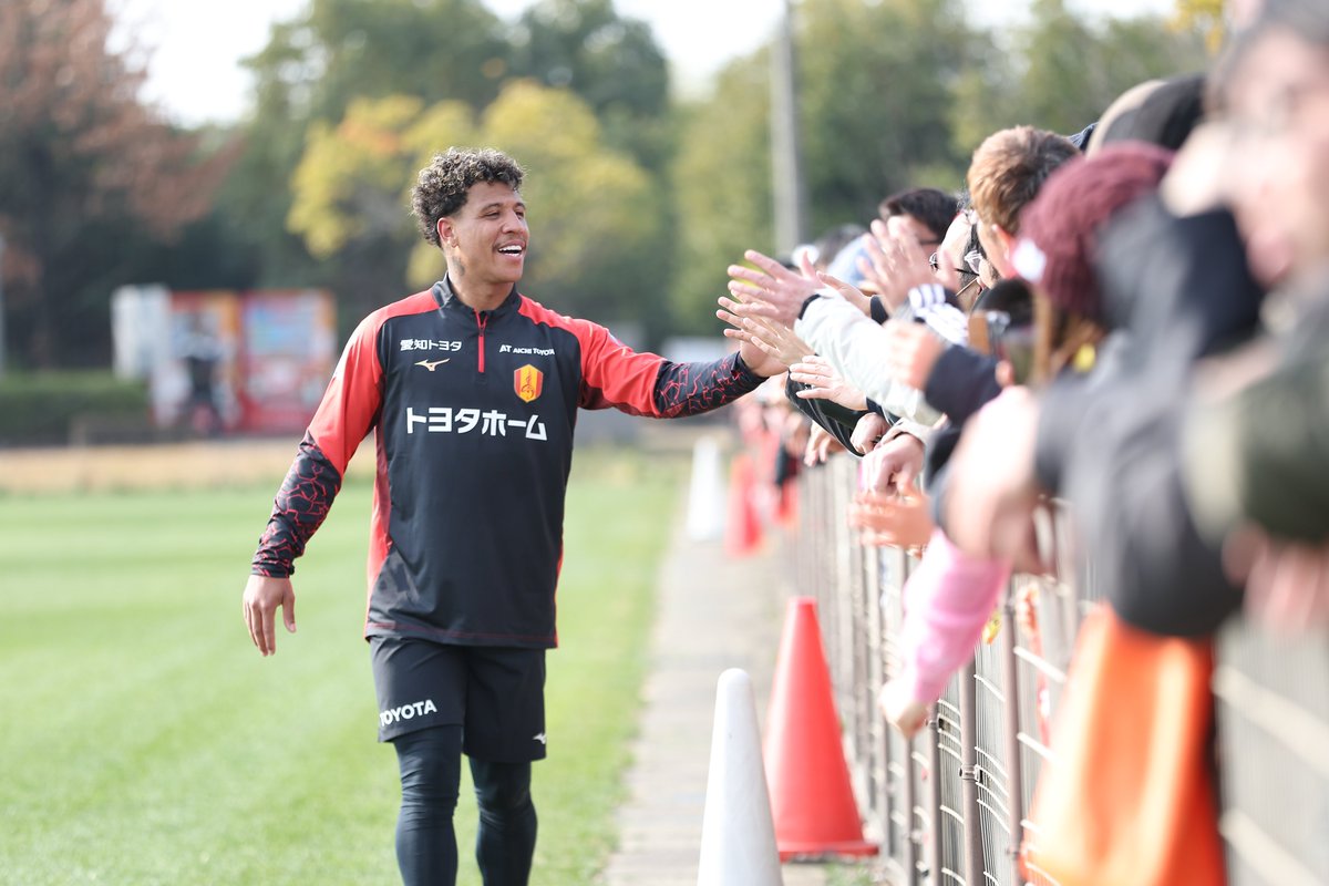 nge_official's tweet image. #INSIDEGRAMPUS インタビュー
#マルクスヴィニシウス

明るい笑顔の裏には、組織を「ファミリー」として機能させるためのコミュニケーション哲学と、自らを律する強い責任感が宿っている。新たな挑戦に臨む“陽気なブラジル人”に迫った。

記事は🔻
x.gd/osWJ6

#グランパス
#grampus