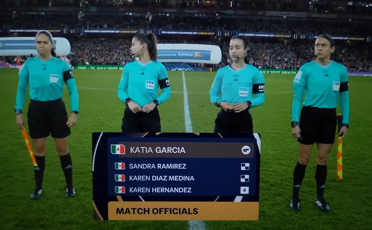 VianeyDeMty's tweet image. El arbitraje mexicano tiene un largo camino hacia la excelencia, sin embargo se están dando grandes logros y no hay que demeritarlos.

Cinco mujeres 🇲🇽 haciendo historia en la final del FIFA WOMEN'S CHAMPIONS CUP. 👏🏻👏🏻👏🏻👏🏻👏🏻