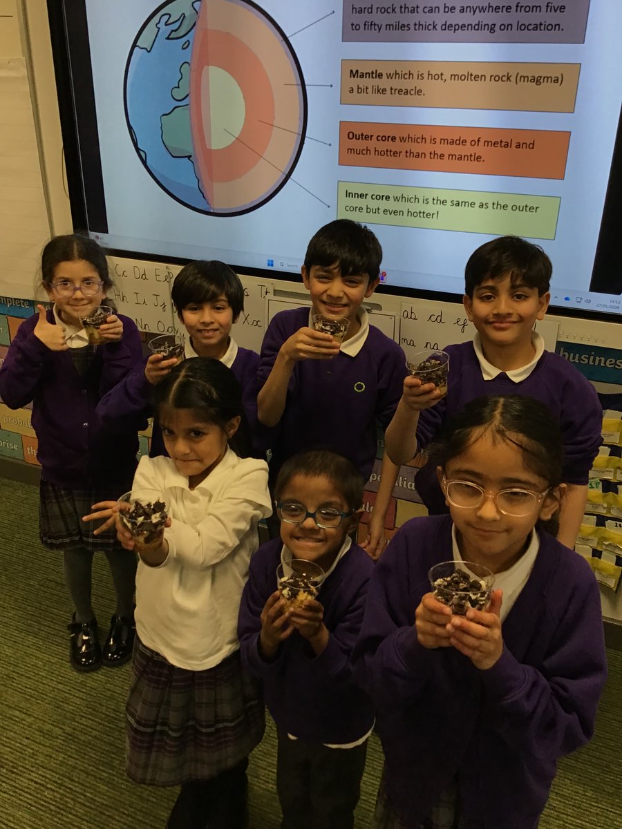 olive__preston's tweet image. Year 3 learning about the different layers of soil. #Science #Rocks #Earth #Topsoil #Subsoil #RockySoil #Bedrock #EarthsCrust #Mantle #OuterCore #InnerCore #BringingLearningToLife #KnowledgeRichCurriculum #Ambition #WeAreSTAR