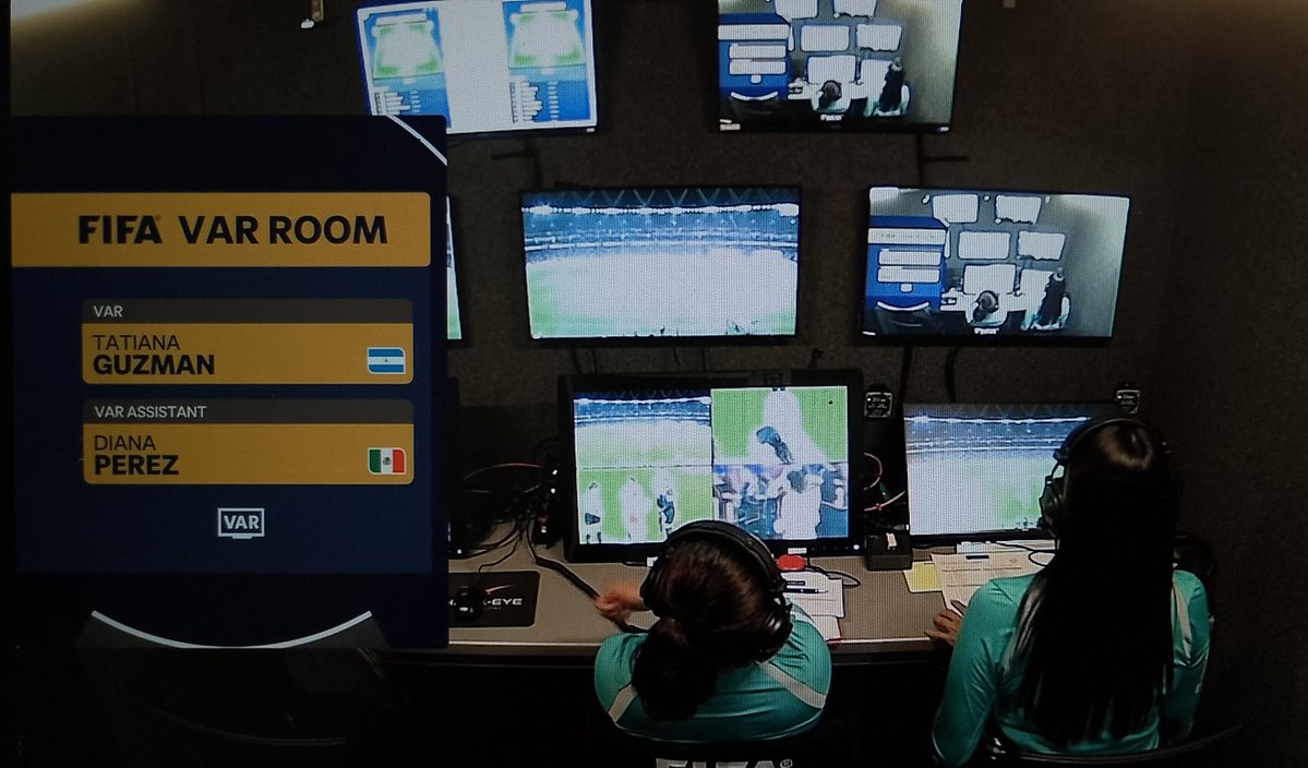 VianeyDeMty's tweet image. El arbitraje mexicano tiene un largo camino hacia la excelencia, sin embargo se están dando grandes logros y no hay que demeritarlos.

Cinco mujeres 🇲🇽 haciendo historia en la final del FIFA WOMEN'S CHAMPIONS CUP. 👏🏻👏🏻👏🏻👏🏻👏🏻