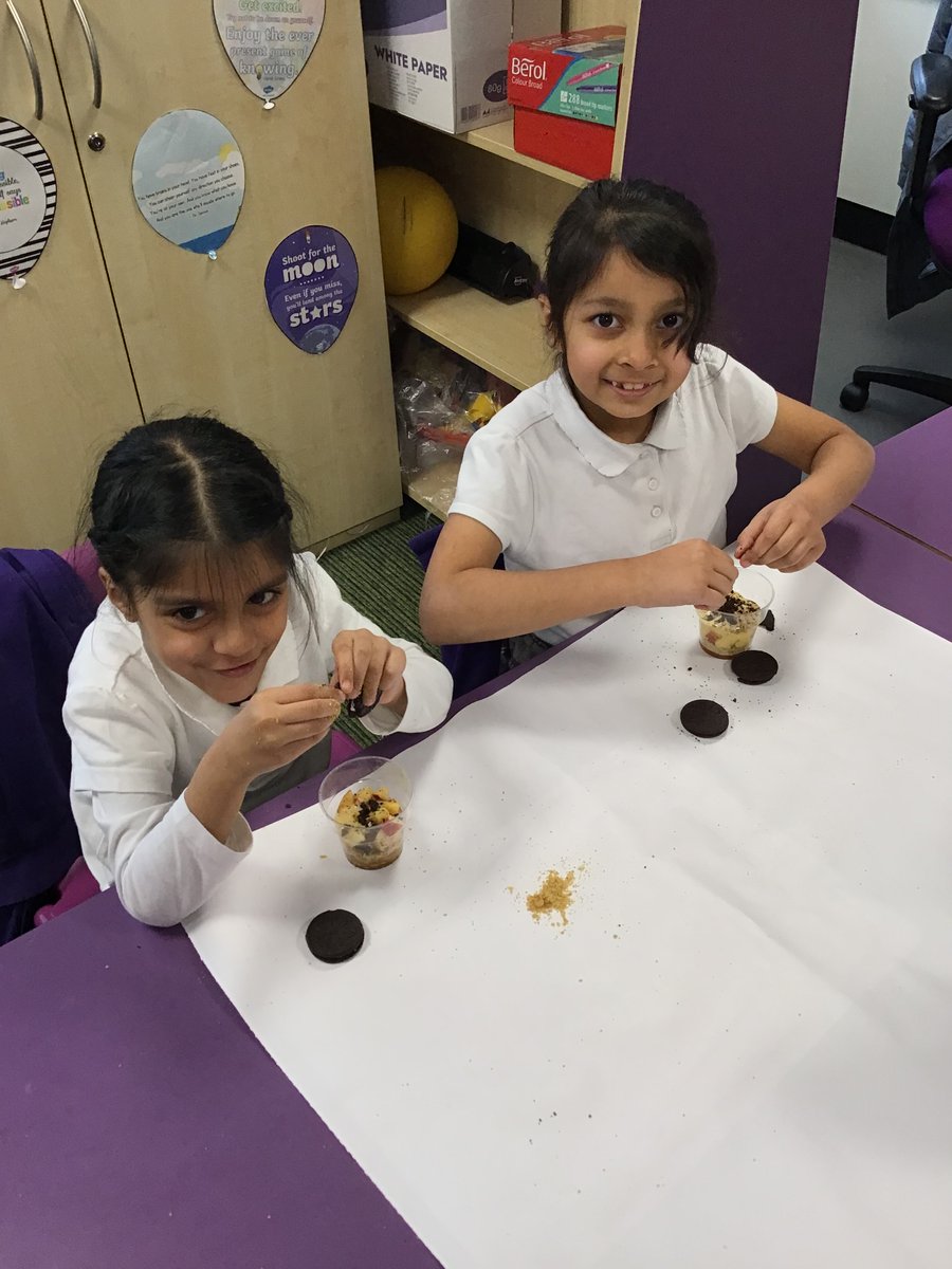 olive__preston's tweet image. Year 3 learning about the different layers of soil. #Science #Rocks #Earth #Topsoil #Subsoil #RockySoil #Bedrock #EarthsCrust #Mantle #OuterCore #InnerCore #BringingLearningToLife #KnowledgeRichCurriculum #Ambition #WeAreSTAR