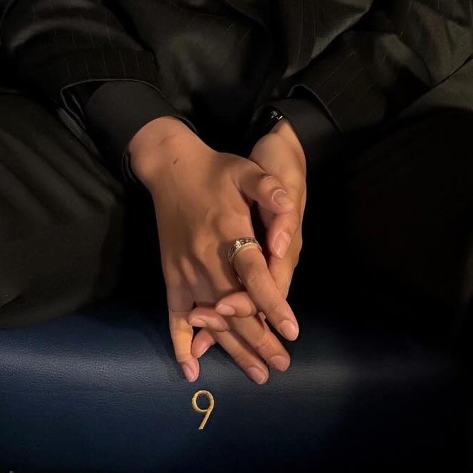 du1ceria's tweet image. need some ryeoun hand appreciation