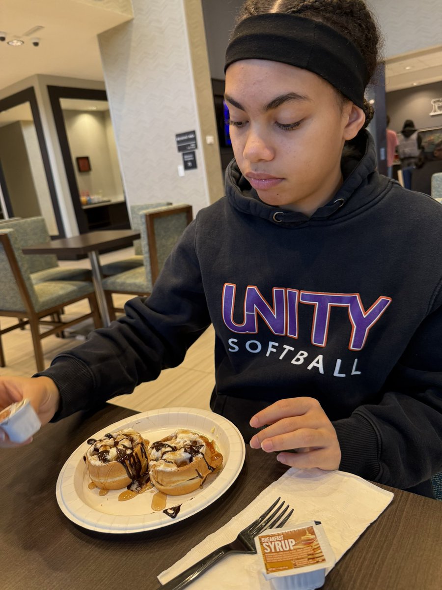 AlexisMay2029's tweet image. Relaxing and having fun before the camp work began yesterday. #lovewhatyoudo #dowhatyoulove #theshow #fastpitchsoftball #softballlifestyle #girlswhoplayball
#softball #travelball @PlayBookAthlete