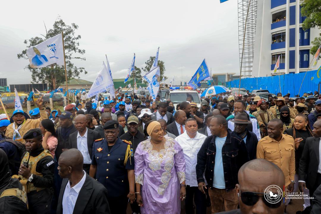 FifiMasukaSaini's tweet photo. À Kolwezi ce 31 janvier, l’émotion et la ferveur populaire ont parlé d’une seule voix. 🇨🇩
À notre retour de Kinshasa, après les assises nationales sur le Système d’Alerte Précoce pour Tous, nous avons été accueillis par une mobilisation populaire exceptionnelle.
Un témoignage fort de confiance et d’adhésion des populations du #Lualaba, déterminées à accompagner l’action publique et à poursuivre, ensemble, la dynamique de développement impulsée sous le leadership du Président Félix-Antoine #Tshisekedi Tshilombo. 💪🏾