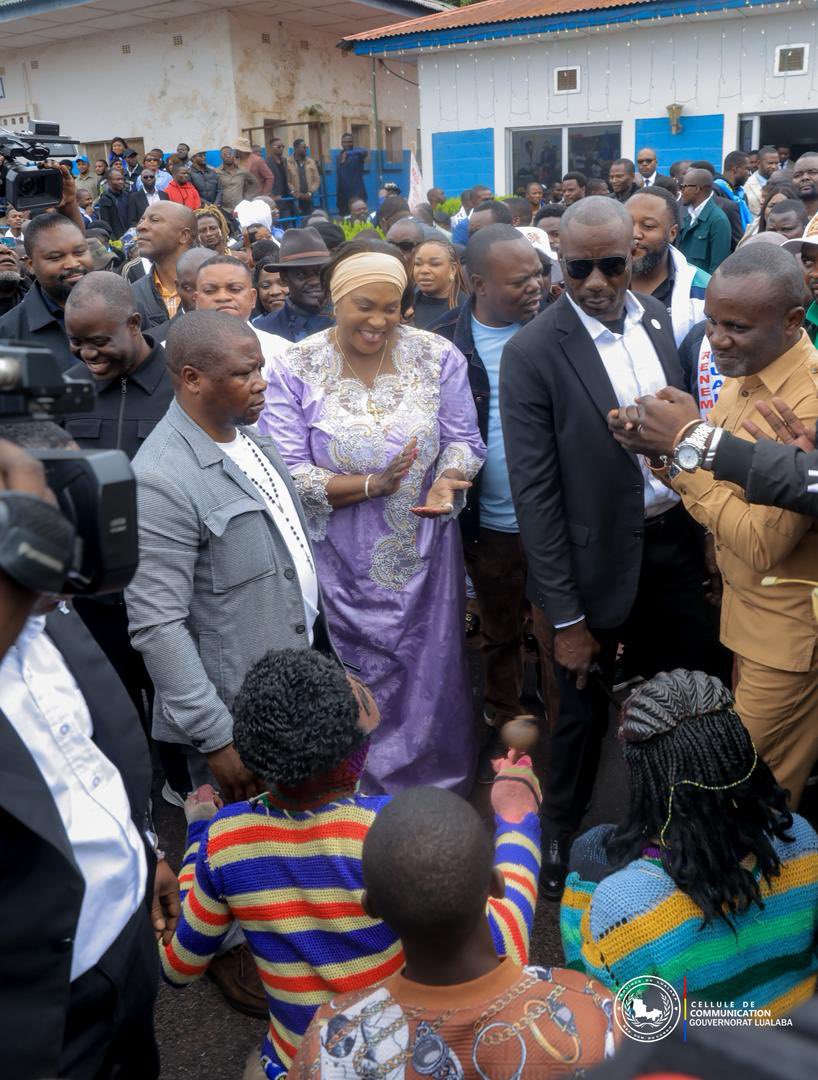 FifiMasukaSaini's tweet photo. À Kolwezi ce 31 janvier, l’émotion et la ferveur populaire ont parlé d’une seule voix. 🇨🇩
À notre retour de Kinshasa, après les assises nationales sur le Système d’Alerte Précoce pour Tous, nous avons été accueillis par une mobilisation populaire exceptionnelle.
Un témoignage fort de confiance et d’adhésion des populations du #Lualaba, déterminées à accompagner l’action publique et à poursuivre, ensemble, la dynamique de développement impulsée sous le leadership du Président Félix-Antoine #Tshisekedi Tshilombo. 💪🏾