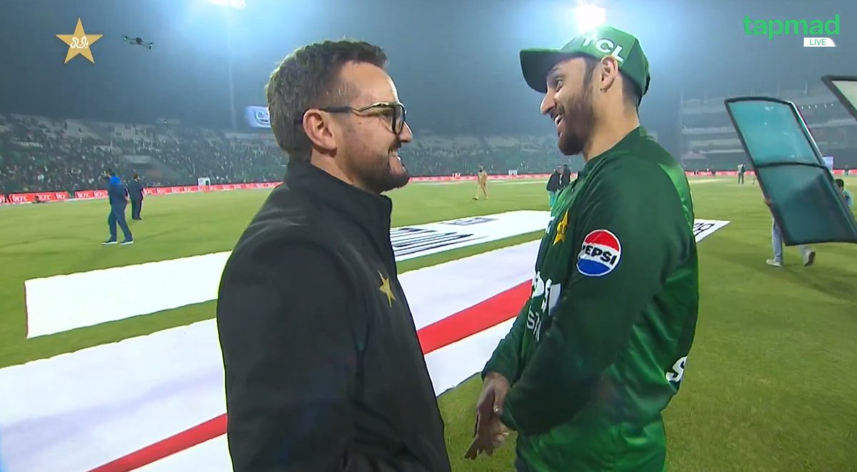 _FaridKhan's tweet image. Mike Hesson &amp;amp; Agha Salman are smiling after a convincing series win. Pakistan is ready to win the World Cup 💚💚💚 #PAKvAUS #tapmad