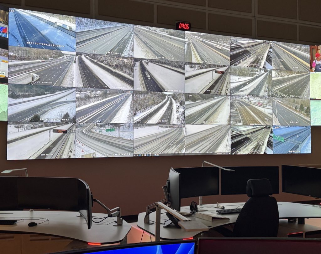 MarkNagiTDOT's tweet photo. The @myTDOT Transportation Management Center (TMC) in Knoxville keeps an eye on East Tennessee roadways 24/7.  No serious incidents to report overnight. Please use extreme caution behind the wheel. https://t.co/AvZSiDNQFv