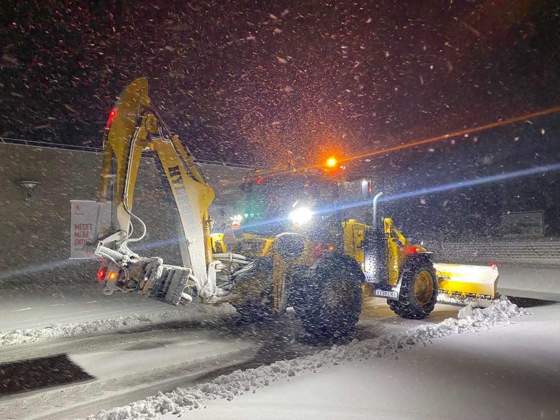 hydrema_group's tweet photo. ❄️🚜 Backhoe loaders at work in winter!
Snowy conditions call for machines you can trust. Hydrema backhoe loaders are built to deliver control and versatility — even when winter sets the scene 💛
#Hydrema #BackhoeLoader #WinterWork #KeepsYouMoving https://t.co/D7nTV5vqKe