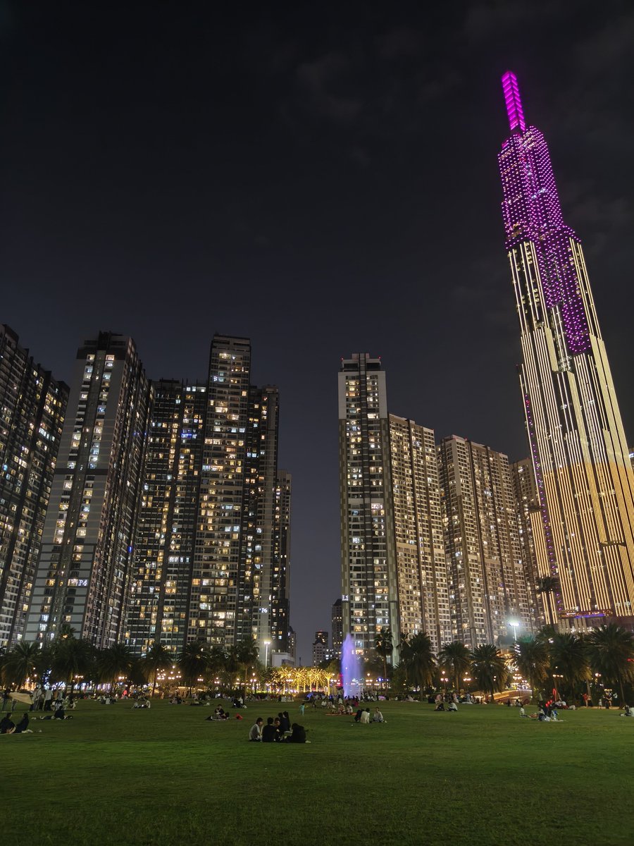 EZPZ_Insurance's tweet image. Family time at Vincom park, little bit of grass in the middle of a city of 12 million people