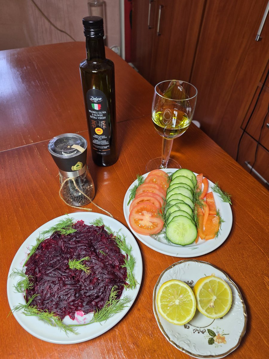 My longevity protocol involves eating root and cruciferous vegetables.

Occasionally, I also eat other vegetables, and rarely, only fruits when in season.

Twice a week, I allow myself some seafood.

Remember that cooked vegetables are also processed foods.
#health #longevity